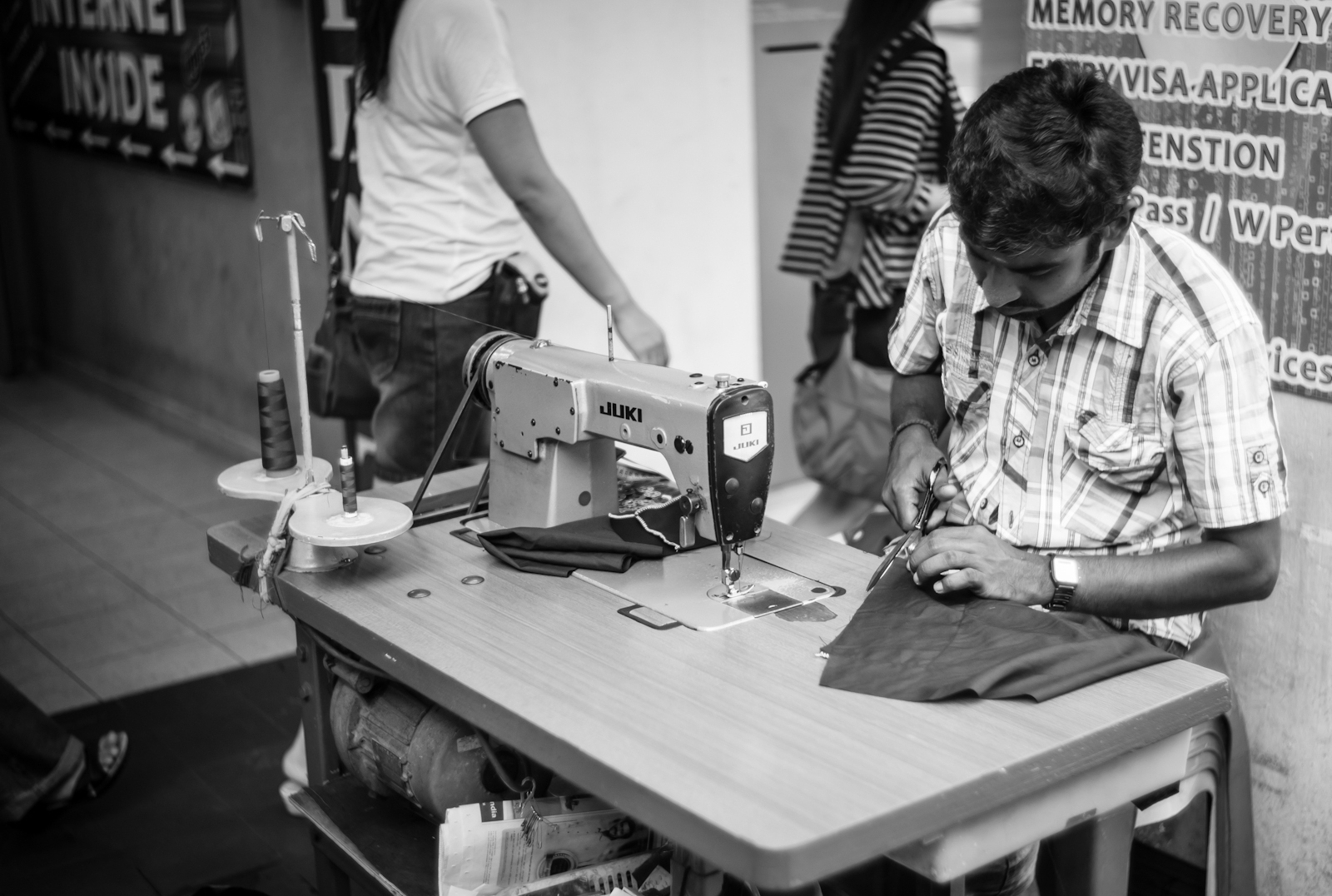 Street photography - Alteration service in Little India
